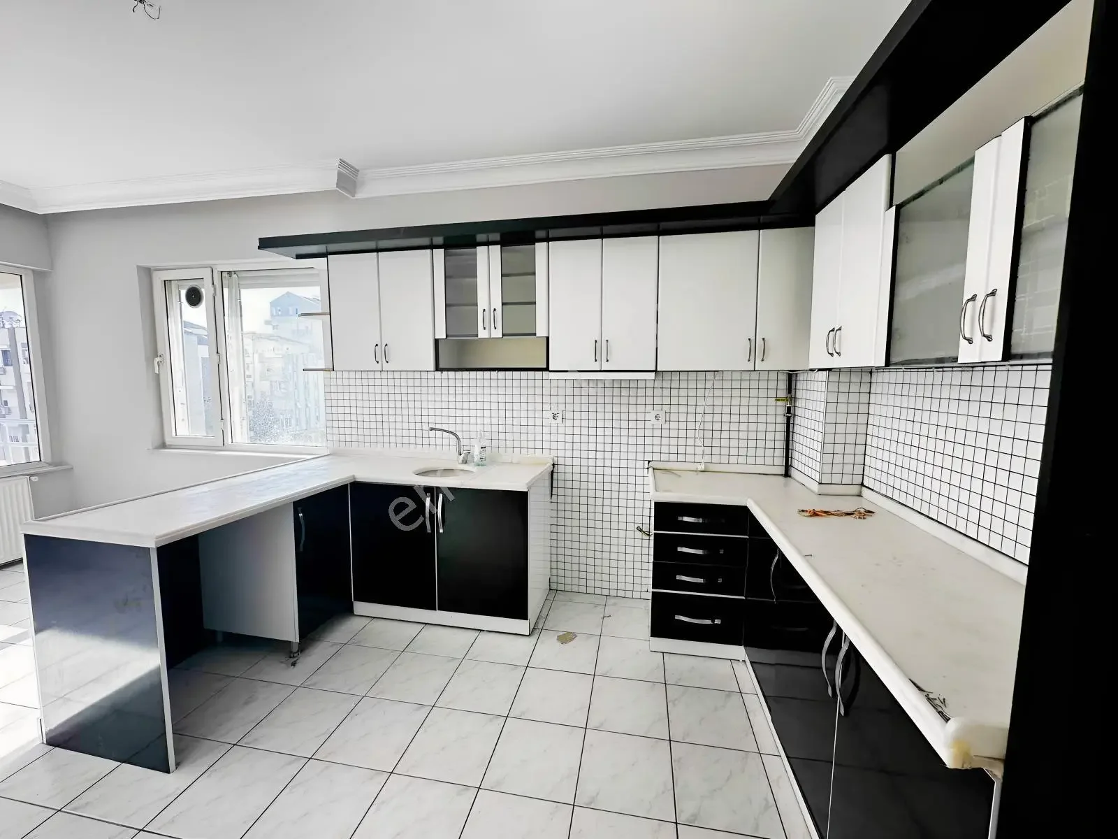 Çağlayan'da, Havuzlu Ve Nezih Bir Sitede, Kiralık Ferah Daire. — görsel 3
