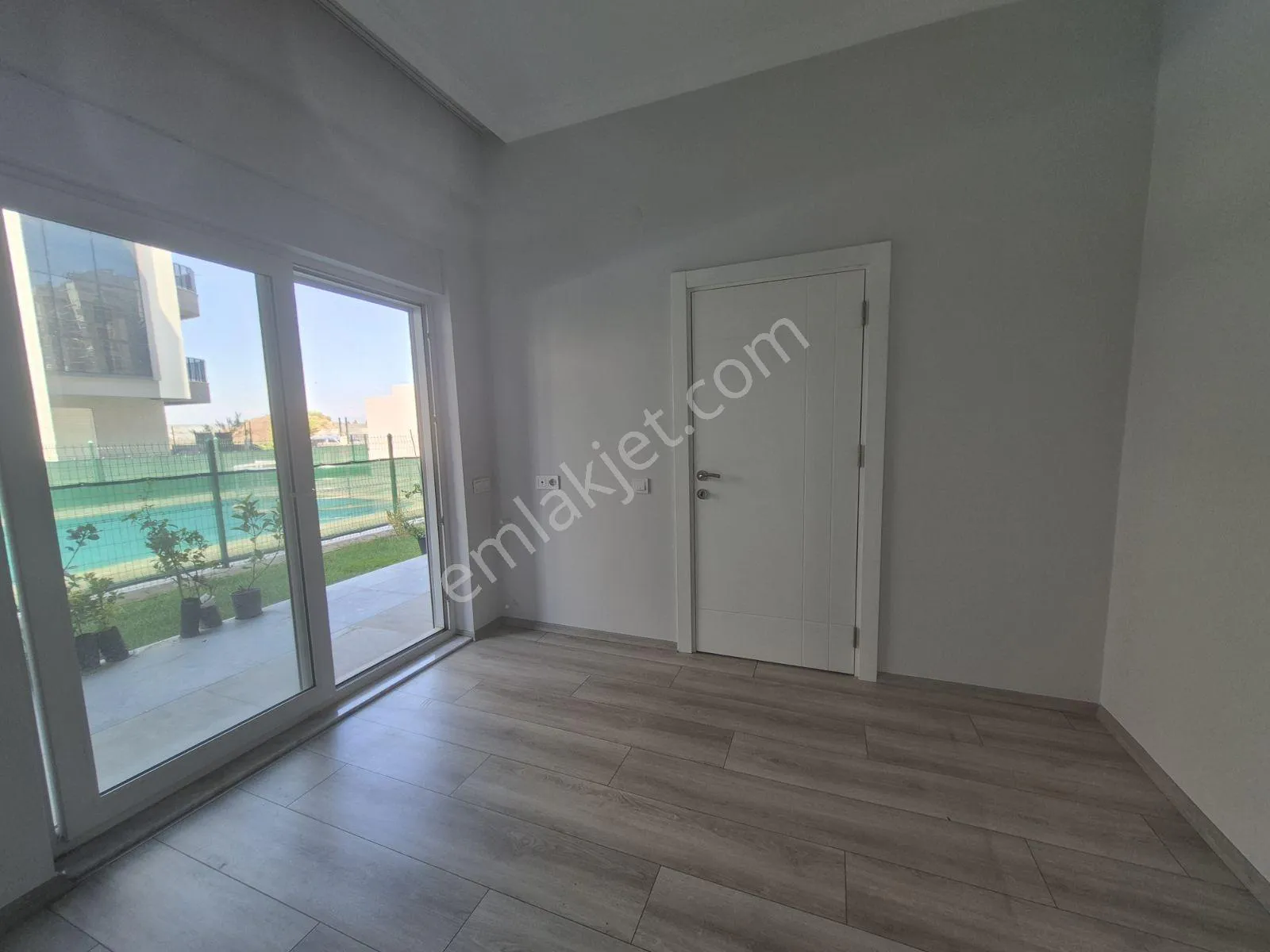 Bahçe Kullanımlı Site İçi Havuz Başı 1+1 — görsel 5