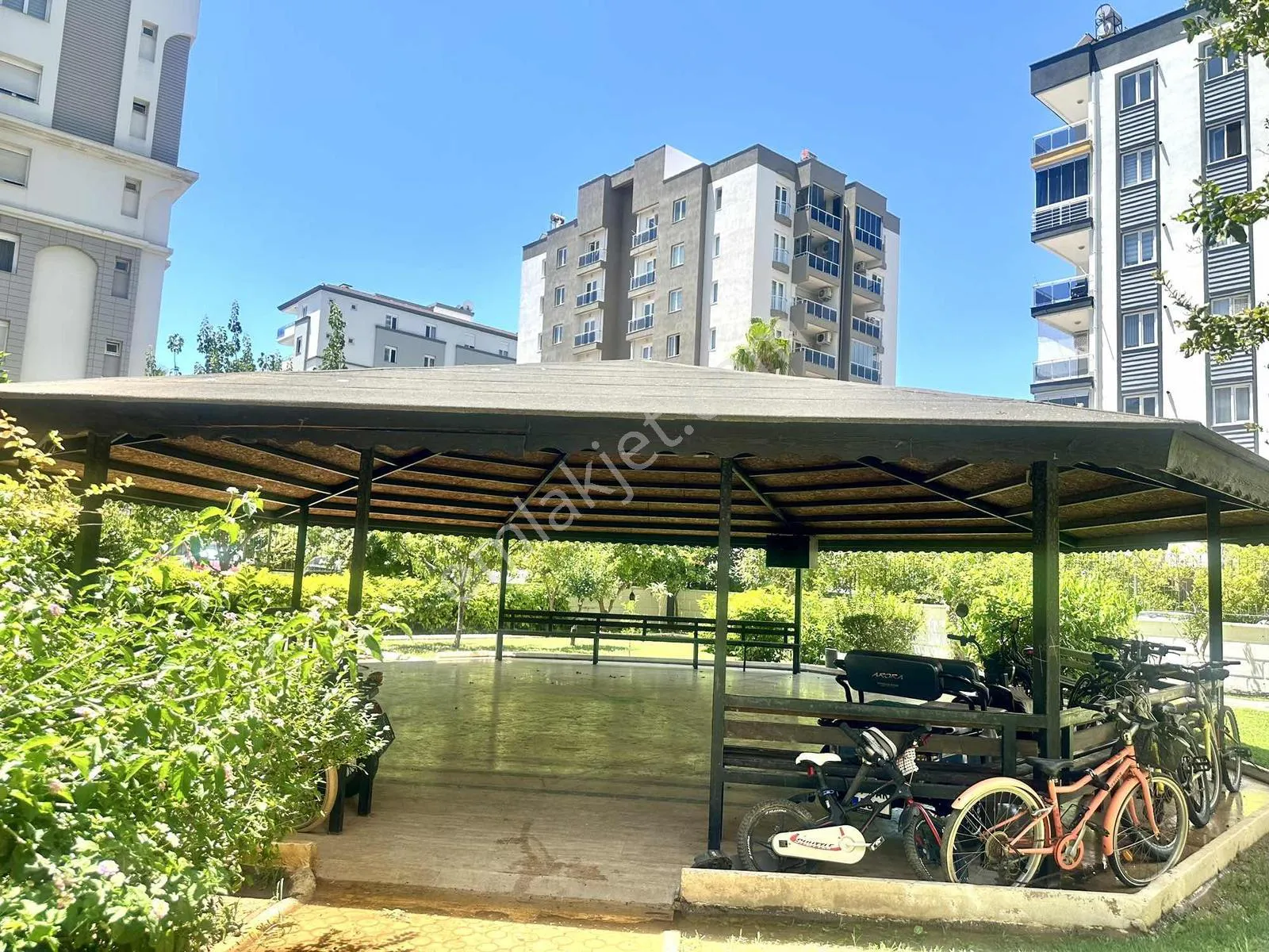 Berrin Kavcar 'dan Yalı Caddesi'nde Geniş Arakat Daire — görsel 2