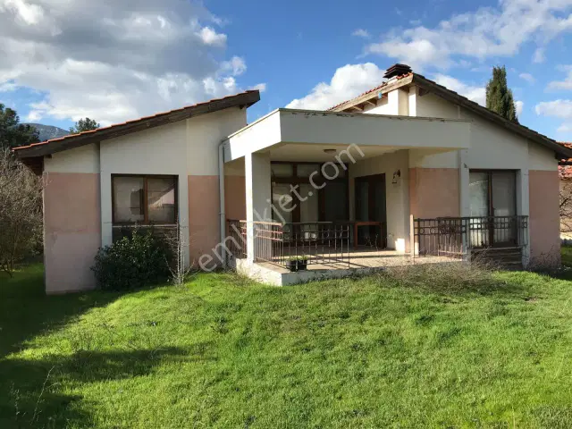 Bayatbademleri'nde Site İçi Havuzlu Güvenlikli Satılık Villa