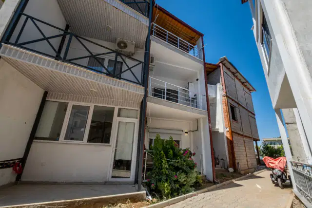 Kemerağzı Begonvil Sitesinde Tripleks Müstakil Ev — görsel 2
