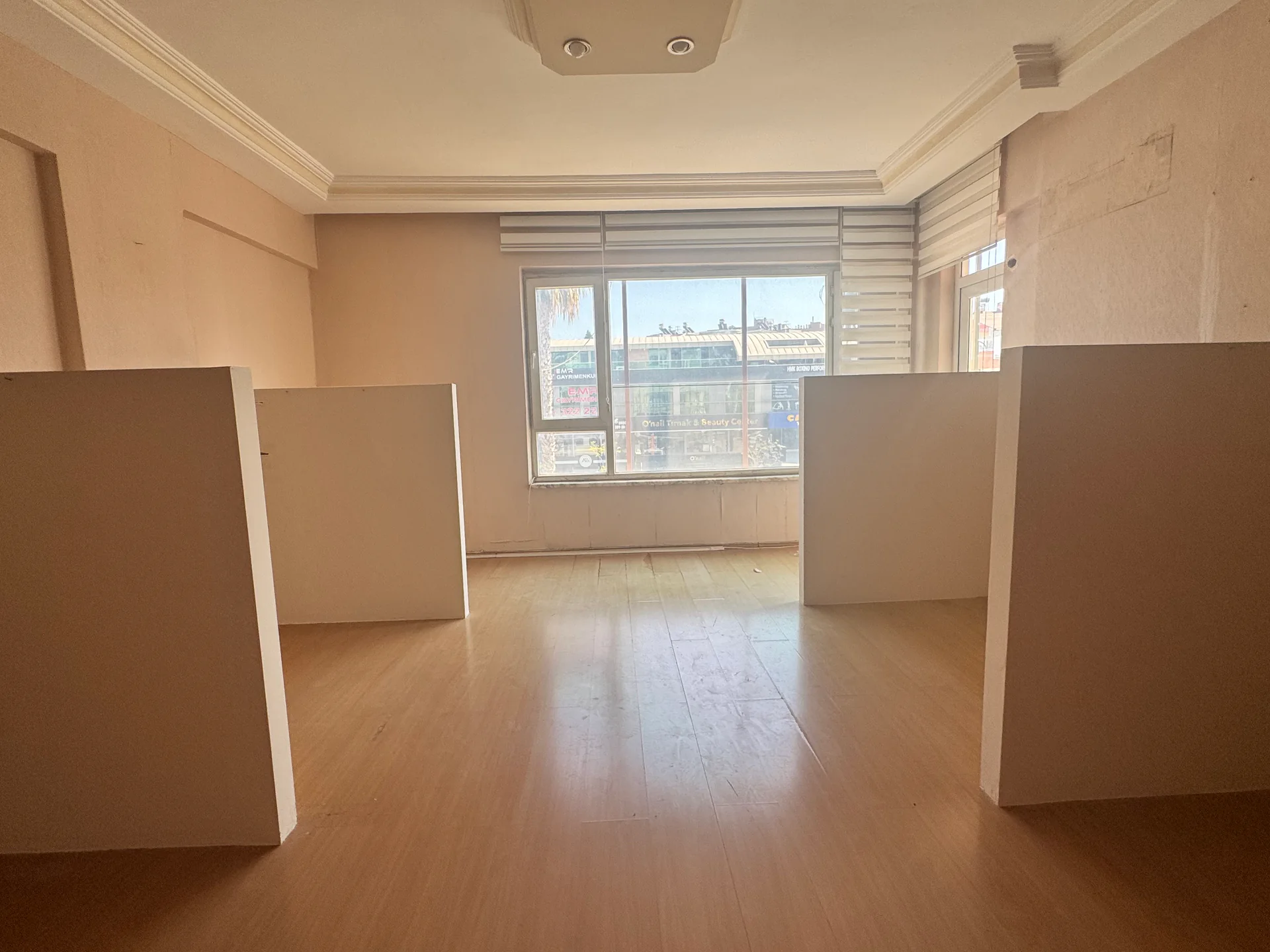 İŞLEK CADDE ÜZERİNDE YÜKSEK TABELA DEĞERLİ KİRALIK İŞ YERİ — görsel 2