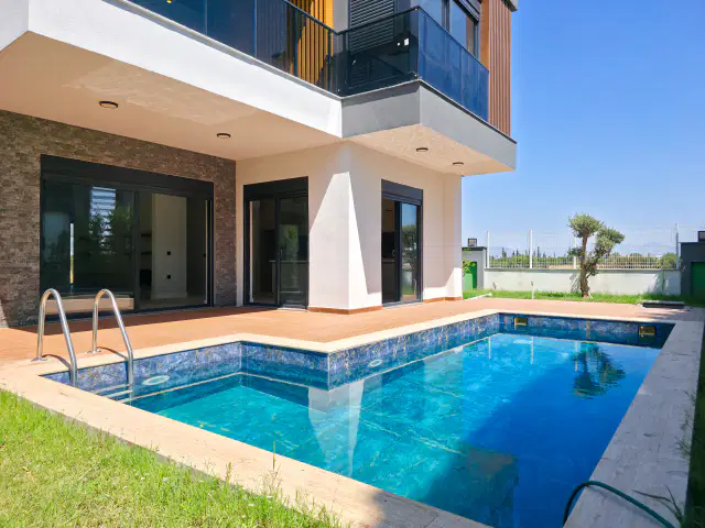 SATILIK 5+1 MODERN MİMARİLİ ÖZEL HAVUZLU TRİPLEKS LÜKS VİLLA — görsel 36