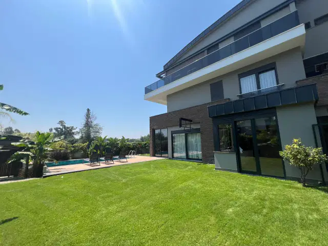 Site içinde müstakil tadında köşe 4+1 Tripleks villa