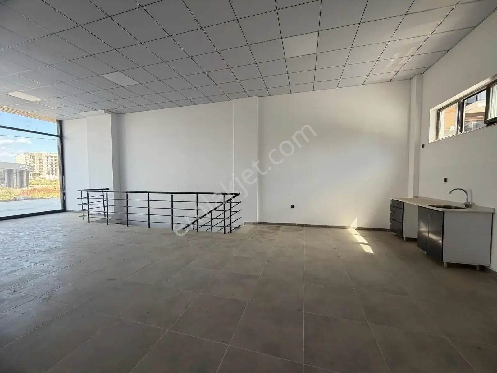 Altıntaş'ta 40'lık Yol Üzeri 120m2 Kiralık Dükkan — görsel 2