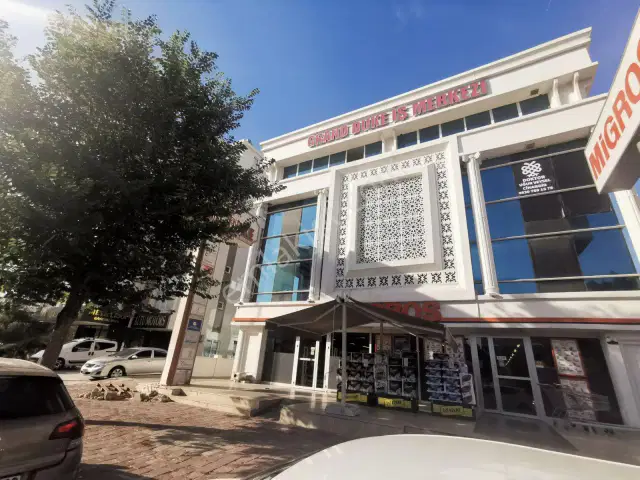 Bulent Ecevit Bulvarında Caddesi Üzeri Ofis Kati