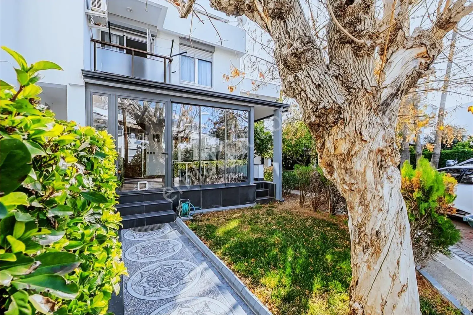 Martılı Sitesinde 1.sırada Denize Sıfır 5+1 Kiralık Boş Villa — görsel 2