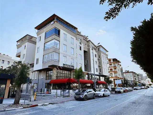 Ana Cadde Üzeri 300m2 Geniş Teraslı 5+1 Dubleks Daire