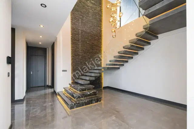 Altınkale Geniş Bahçeli Ve Kapalı Garajlı Özel Tasarım Villa — görsel 35