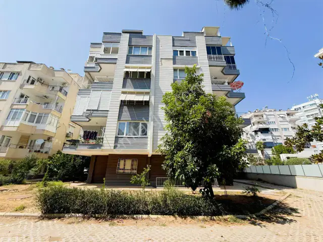 Yeşilbahçe'de Merkezi Konumda Geniş 3+1 Satılık Daire