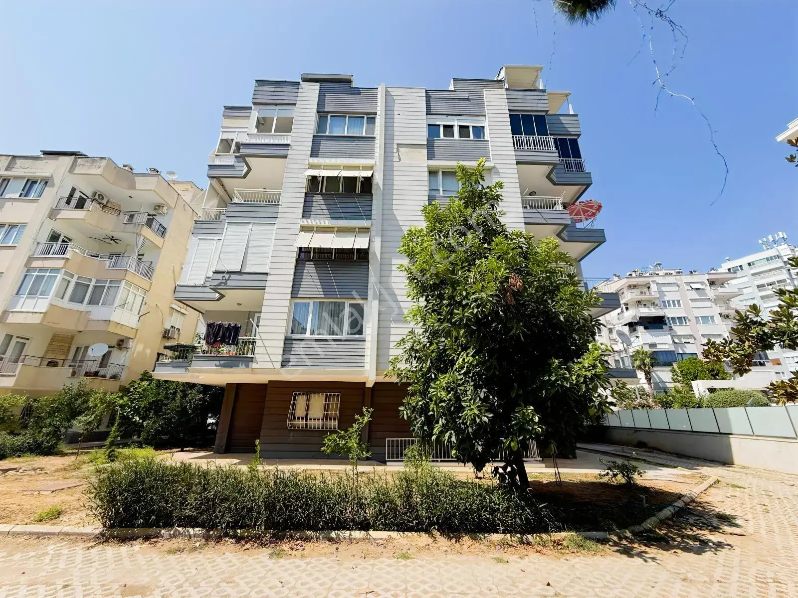 Yeşilbahçe'de Merkezi Konumda Geniş 3+1 Satılık Daire — görsel 1