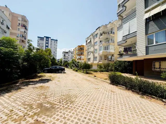 Yeşilbahçe'de Merkezi Konumda Geniş 3+1 Satılık Daire — görsel 12
