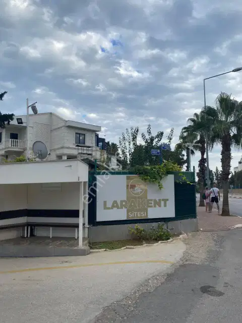 Lara Kent Sitesi'nde Kiralık 6+1 Müstakil Villa / Zu Vermieten