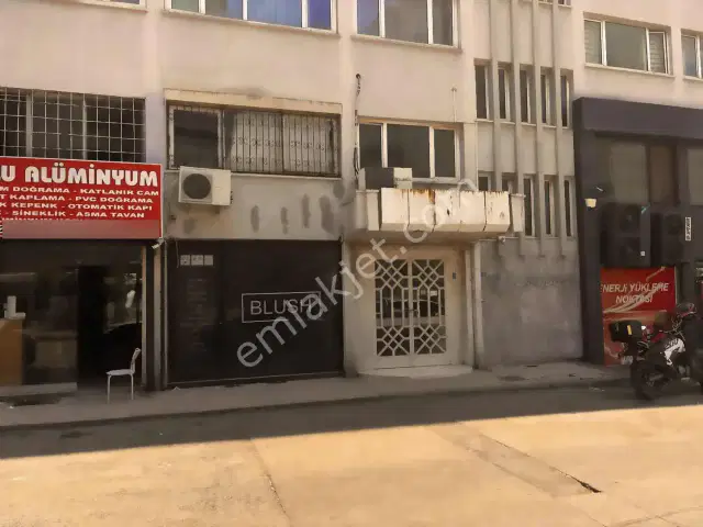 Çallı Merkezi Konumda Bodrum Katlı Kiralık Dükkan