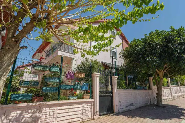 Aydoğmuş'ta 220 M2 4+1 Satılık Tripleks Villa