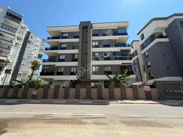 Şehir Merkezin De Denize Ve Sampi Kavş. Yakın Havuzlu Site De