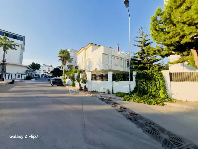 Örnekköy'de Denize Yürüme Mesafesinde Havuzlu Lüks Villa