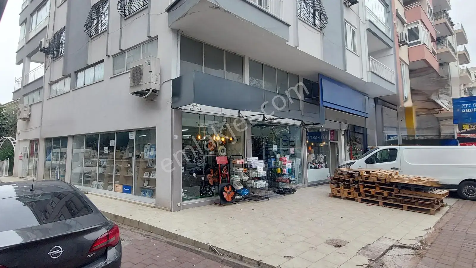 Etiler Evliya Çelebi Cad. Üst Geçit Yanı 3 Katlı Köşe Dükkan — görsel 1