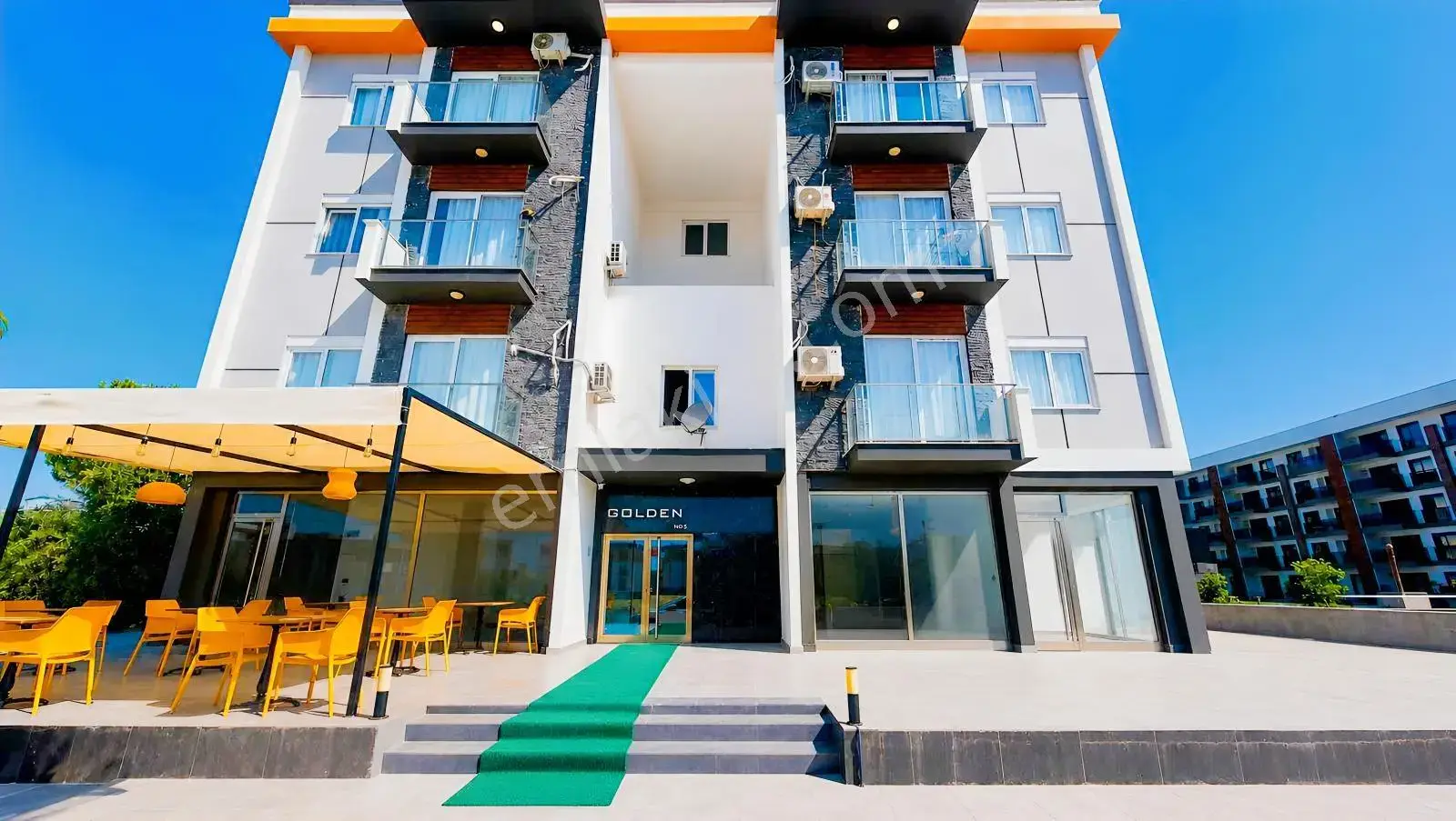 Altıntaş 'ta Kendine Ait Bahçeye Sahip Havuzlu Ve Otoparklı 1+1 — görsel 2