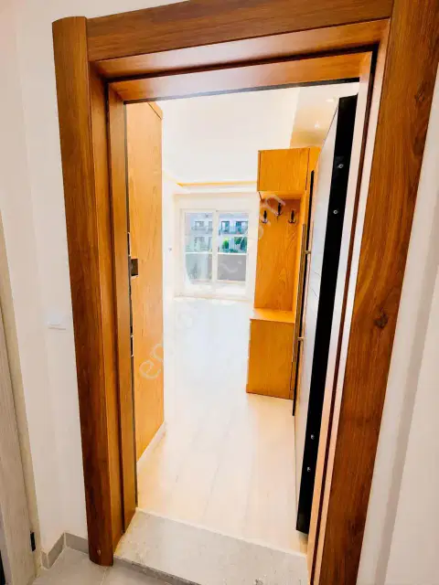 Altıntaş 'ta Kendine Ait Bahçeye Sahip Havuzlu Ve Otoparklı 1+1 — görsel 7