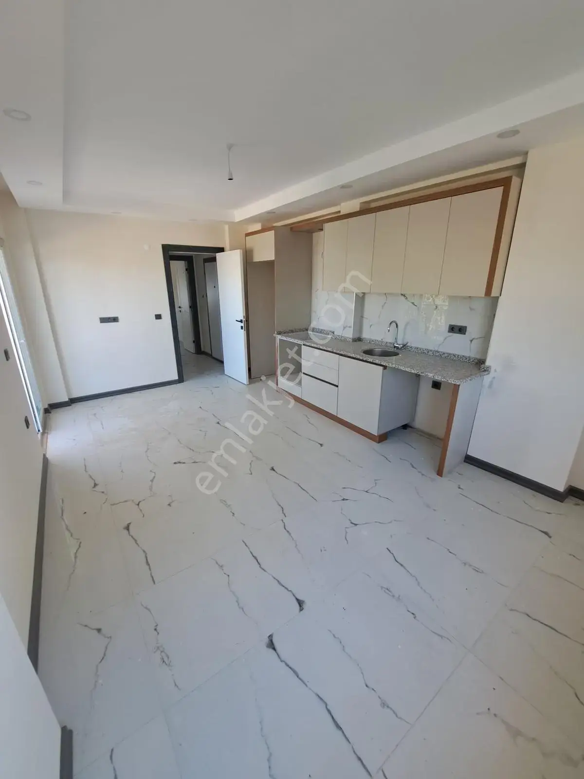 Tramvaya Yürüme Mesafesinde Sıfır 1+1 Kiralık Daire — görsel 2