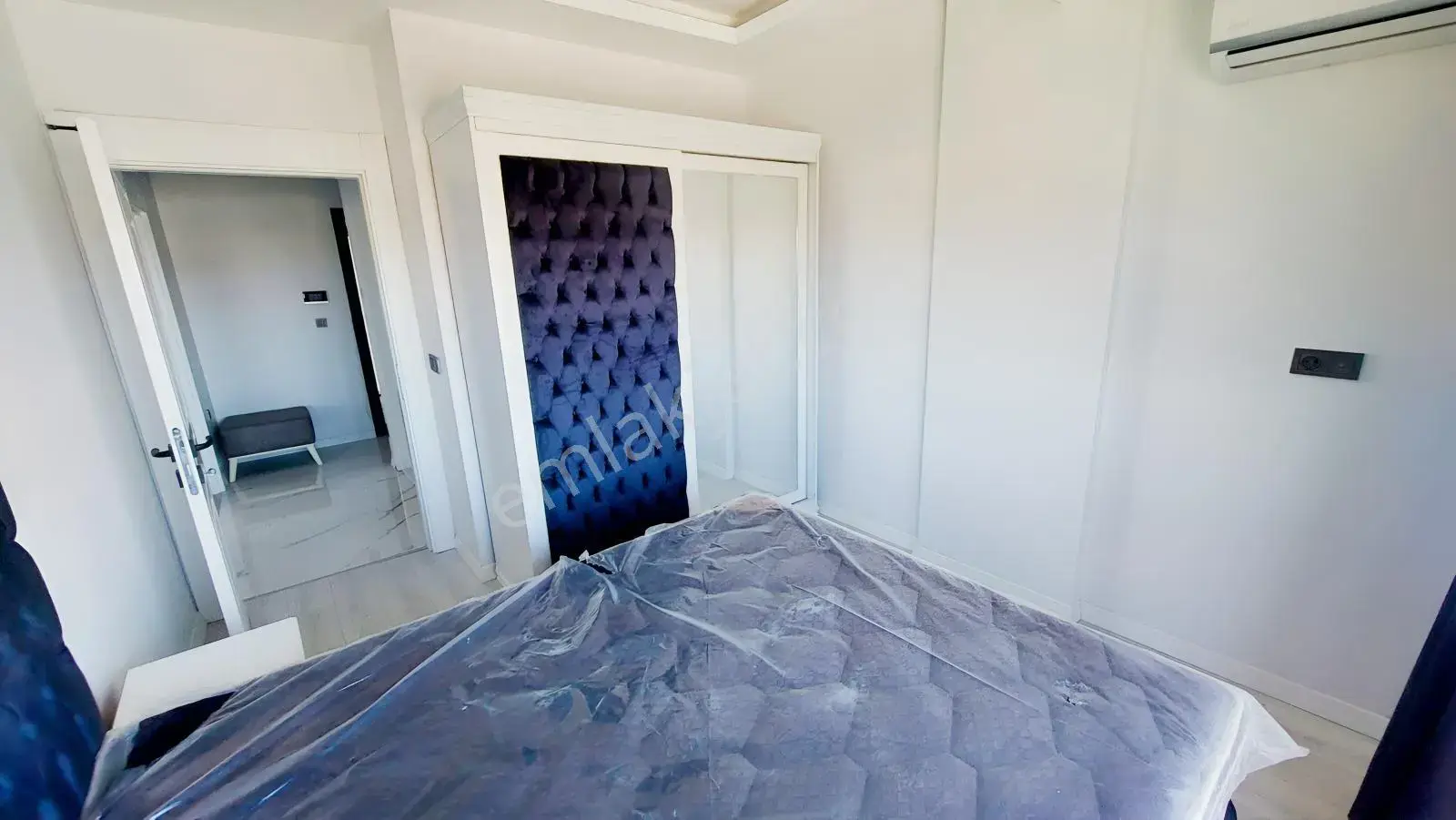Ana Yola Ve Denize Yakın, Güvenlikli, Havuzlu Sitede Eşyalı 1+1 — görsel 5