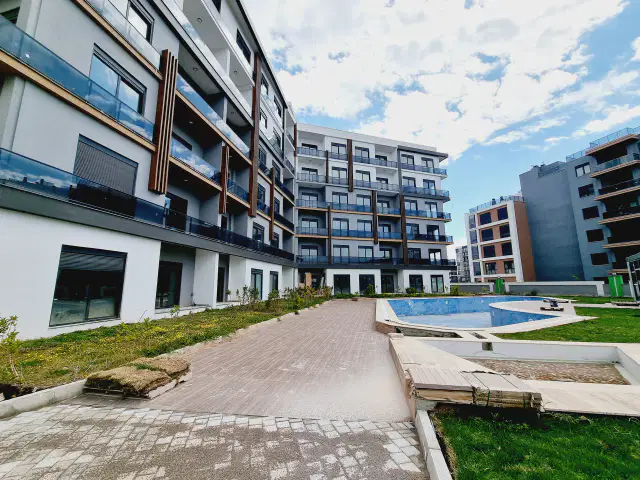 ALTINTAŞ'TA ÇİFT HAVUZ, K.OTOPARK, ÜÇ CEPHELİ 2+1 ARAKAT — görsel 6