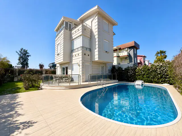 Belek Happy Land Sitesi'nde satılık köşe villa