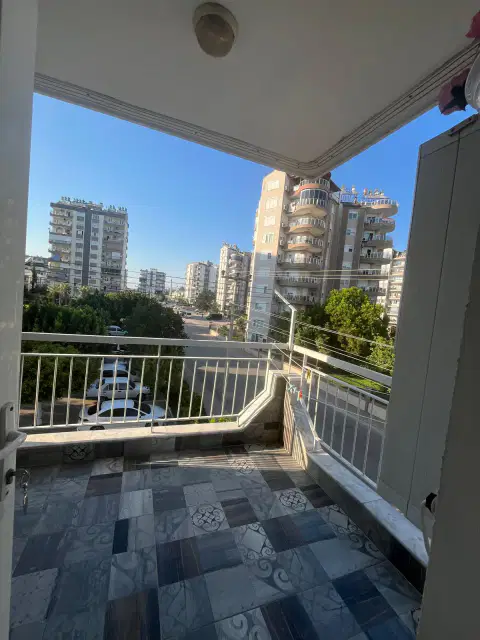 GÜZELOBA MERKEZDE SİTE İÇERİSİNDE KATTA GENİŞ 3+1 DAİRE