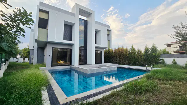 SATILIK ANTALYA DÖŞEMEALTI YEŞİLBAYIR'DA LÜKS VE KONFORUN BULUŞTUĞU VİLLA 5+1 — görsel 3