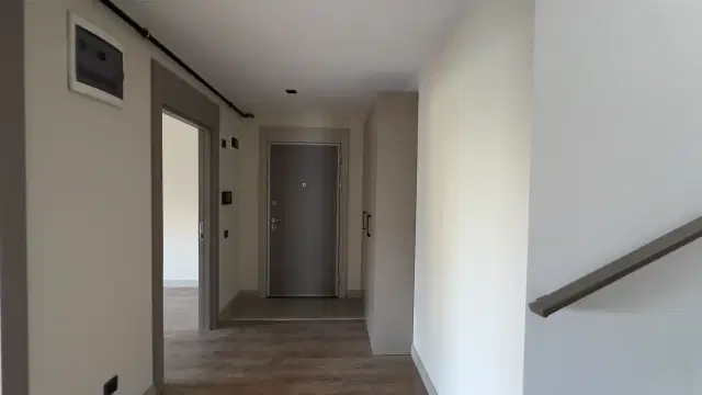 ÇAĞLAYAN BARINAKLAR'DA SIFIR BİNA DENİZE YÜRÜME MESAFESİ 4+1 DUBLEKS SATILIK DAİRE — görsel 5