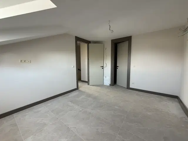 GÜZELOBA’DA DENİZE ADIM MESAFE | KAPALI OTOPARKLI 3+1 — görsel 14