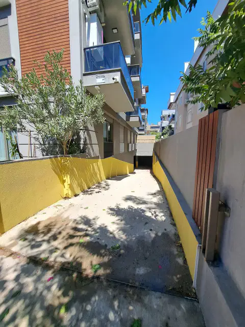 Güzeloba, ara kat lüks 1+1 — görsel 5