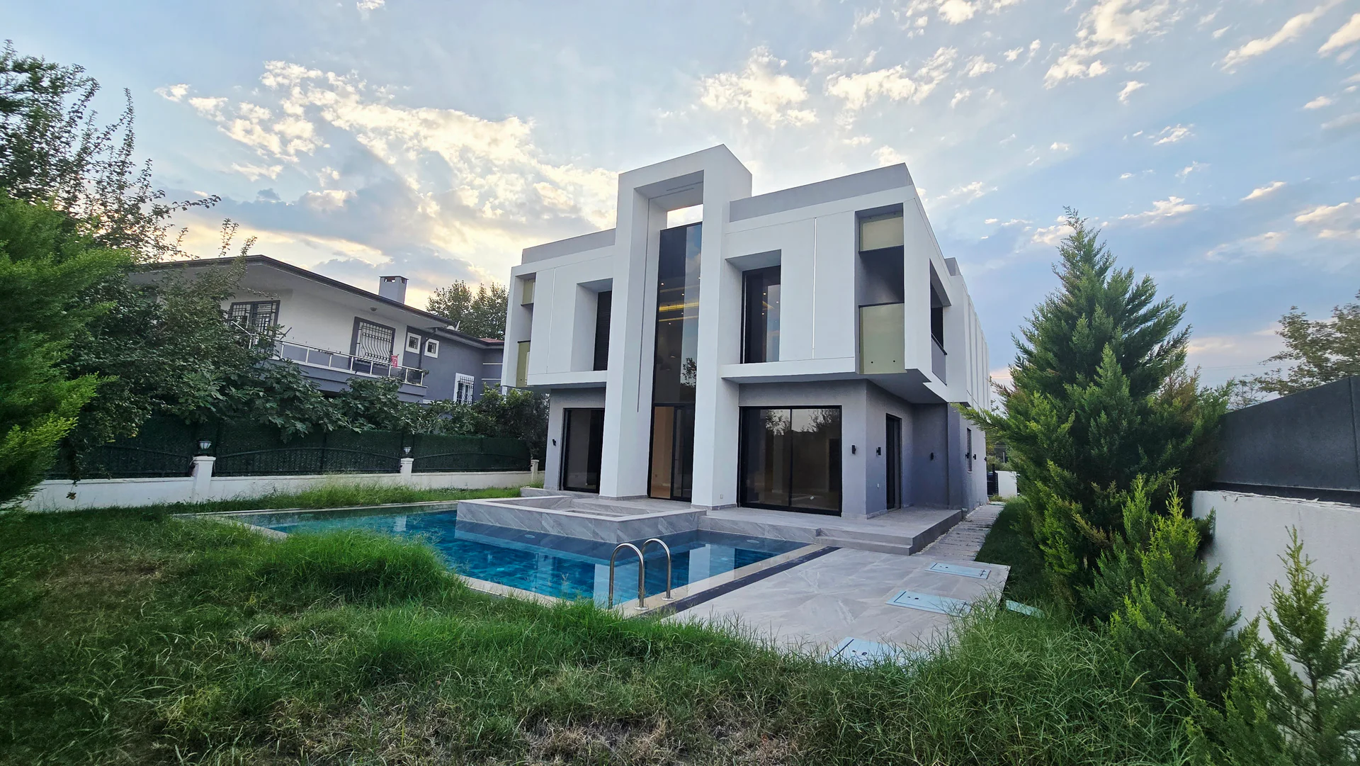 SATILIK ANTALYA DÖŞEMEALTI YEŞİLBAYIR'DA LÜKS VE KONFORUN BULUŞTUĞU VİLLA 5+1 — görsel 1