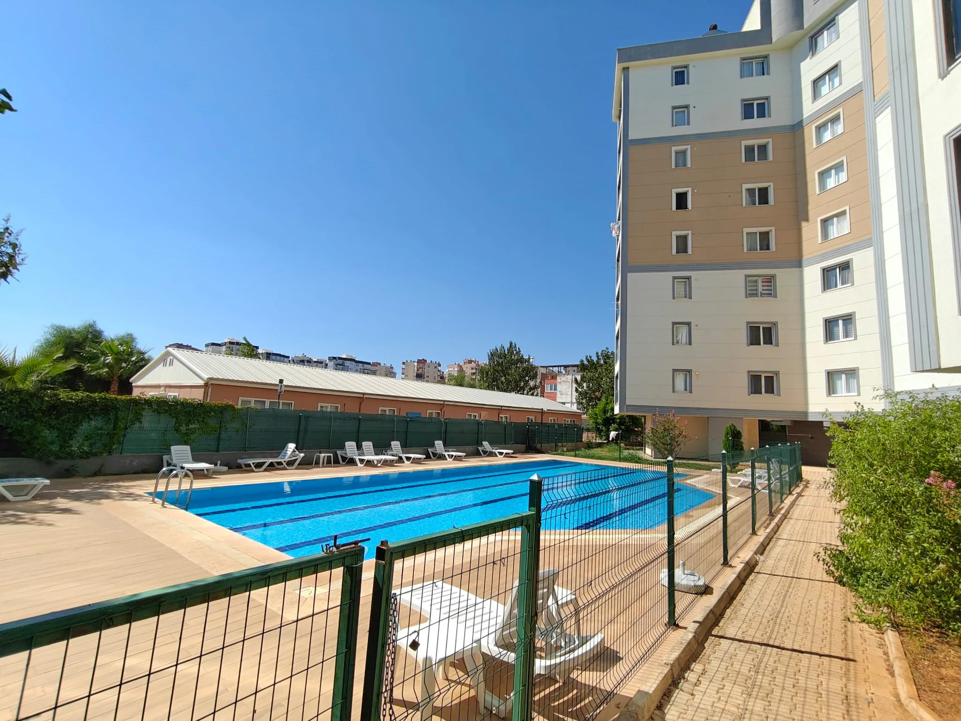 Lara Güzeloba Havuzlu Site Yuvamkent-4 Katta Doğalgazlı Eşyalı Satılık 1+1 Daire — görsel 2