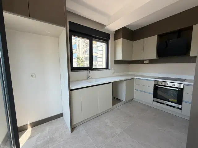 GÜZELOBA’DA DENİZE ADIM MESAFE | KAPALI OTOPARKLI 3+1 — görsel 5