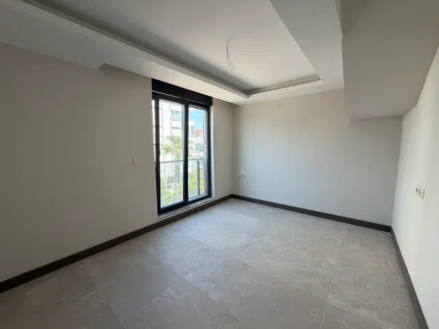 GÜZELOBA’DA DENİZE ADIM MESAFE | KAPALI OTOPARKLI 3+1 — görsel 9