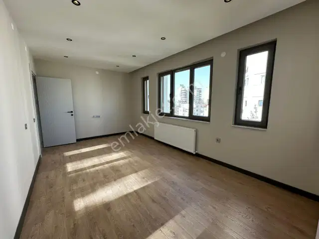 Lara Merkezde Site İçi Mimari Tasarım 3+1 Ara Kat Satılık Daire — görsel 8