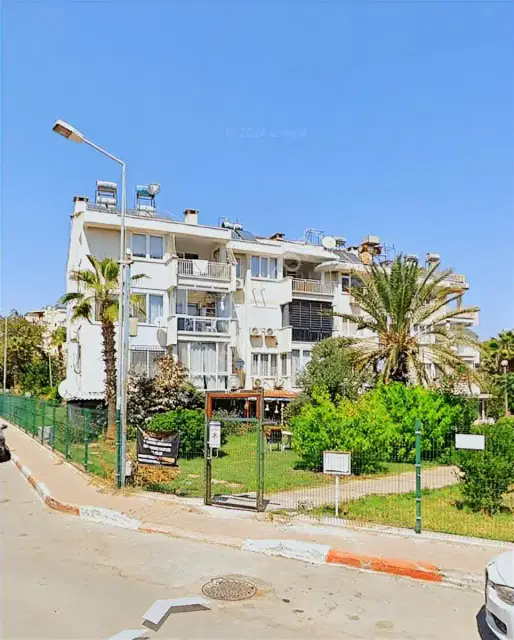 Antalyanın Kalbinde,özel Plajlı Sitede 2 Ayrı Kira Fırsatılı