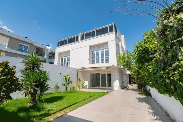 Şehrin Kalbinde Satılık Masrafsız 4+2 Villa