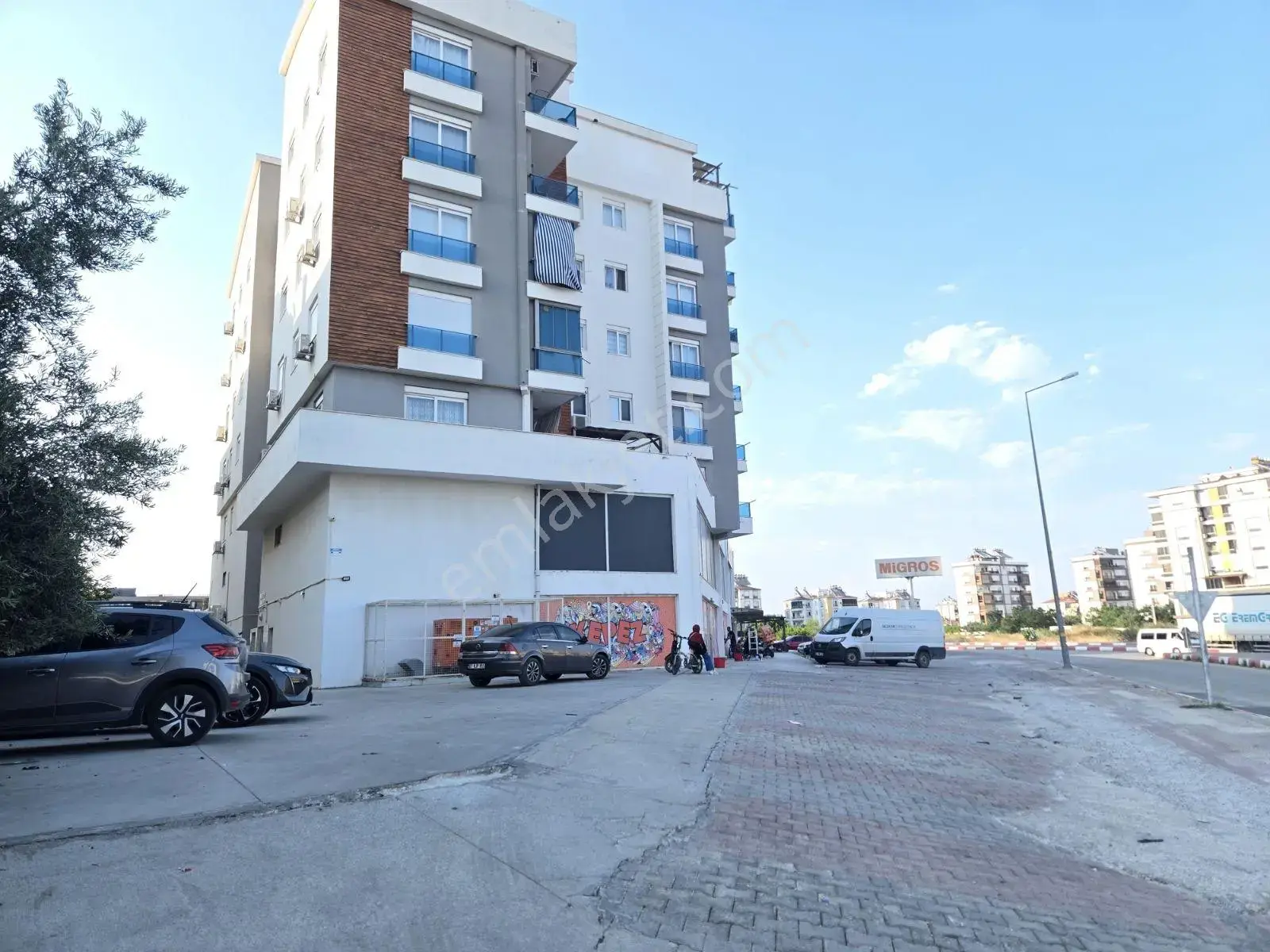 Habiplerde Arakat Asansörlü Geniş 1+1 Daire — görsel 2