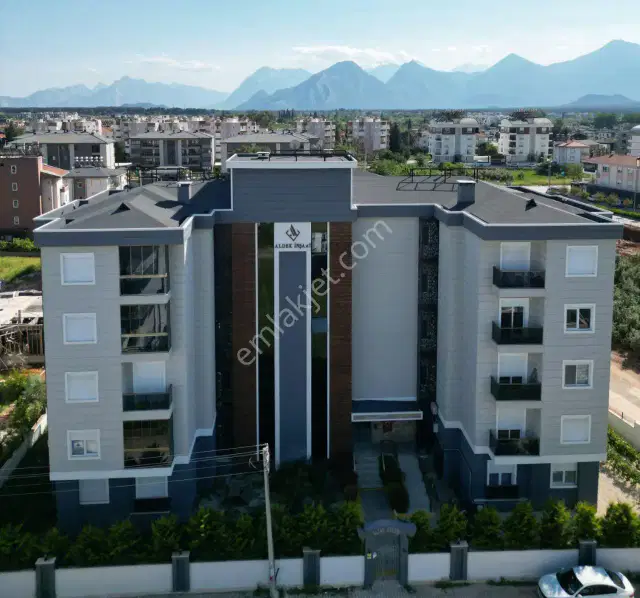 Döşemealtı Bahçeyaka'da Havuzlu Apartmanda 3+1 Daire