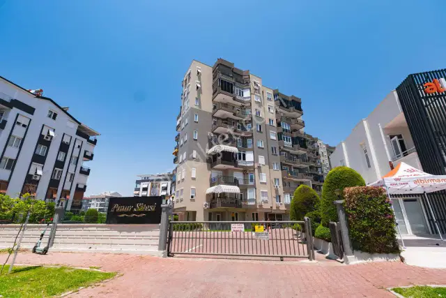 Yalı Caddesinde Site İçerisinde Ara Kat Satılık Daire