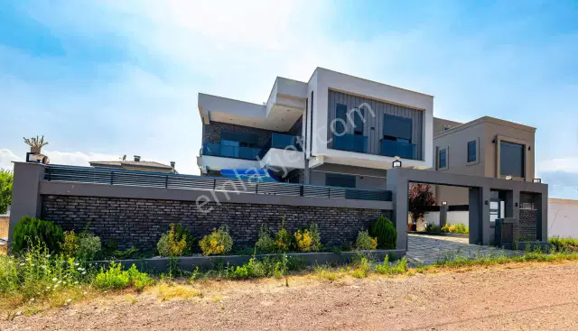 Döşemealtı'nda Yüzme Havuzlu Emsalsiz 4+1 Villa — görsel 2