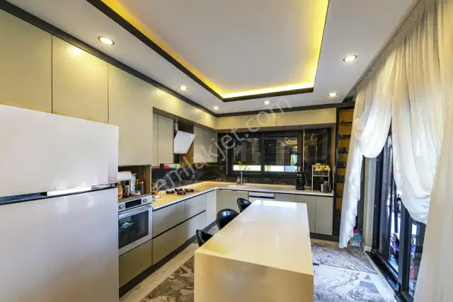 Döşemealtı'nda Yüzme Havuzlu Emsalsiz 4+1 Villa — görsel 6