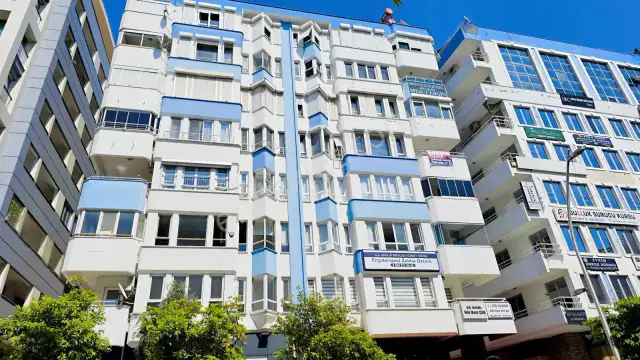 Güllük Cad Üstü, Denize Yürme Mesafe,tadilatlı 3+1 Satılık