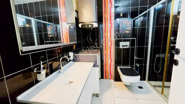Güllük Cad Üstü, Denize Yürme Mesafe,tadilatlı 3+1 Satılık — görsel 24