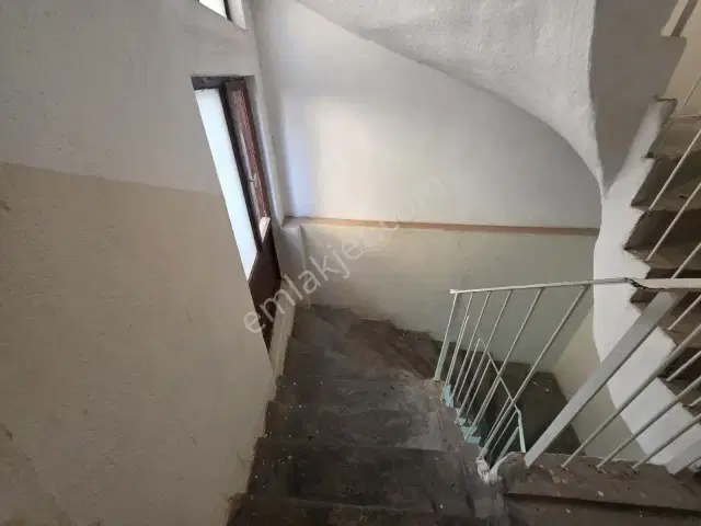 Işıklar'da Arık Caddesi Yol Üstü Katta Tek 3+1 Daire — görsel 4