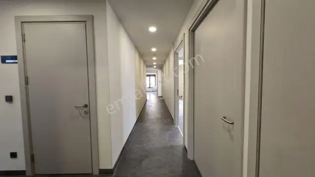 Ana Caddede Teraslı Tam Donanımlı 300 M² 11 Odalı Ofis Katı — görsel 12