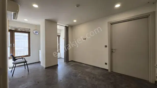 Ana Caddede Teraslı Tam Donanımlı 300 M² 11 Odalı Ofis Katı — görsel 20